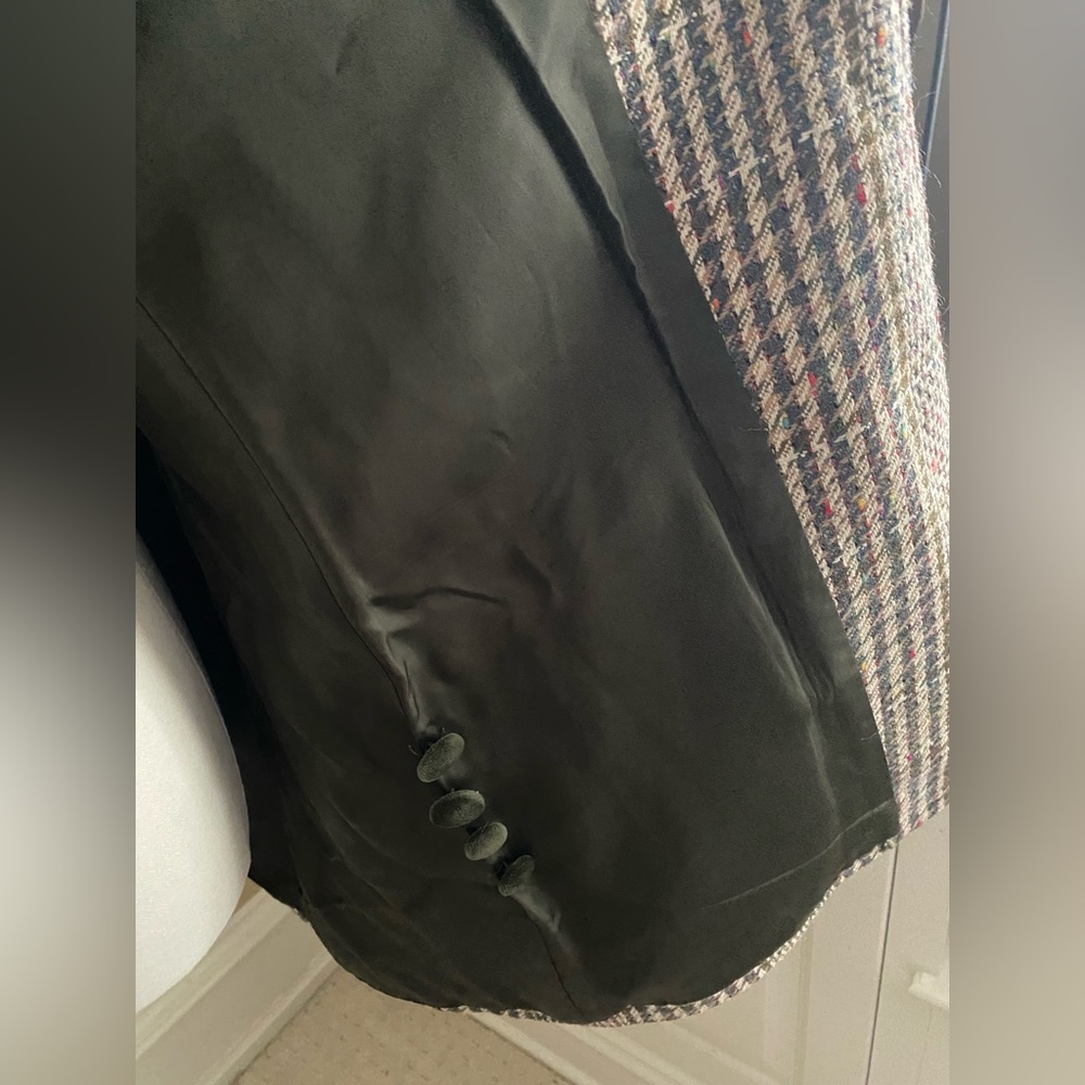 Stunning Wool and Silk Givenchy Houndstooth Blazer with Green Suede Accents - Picture 5 of 7